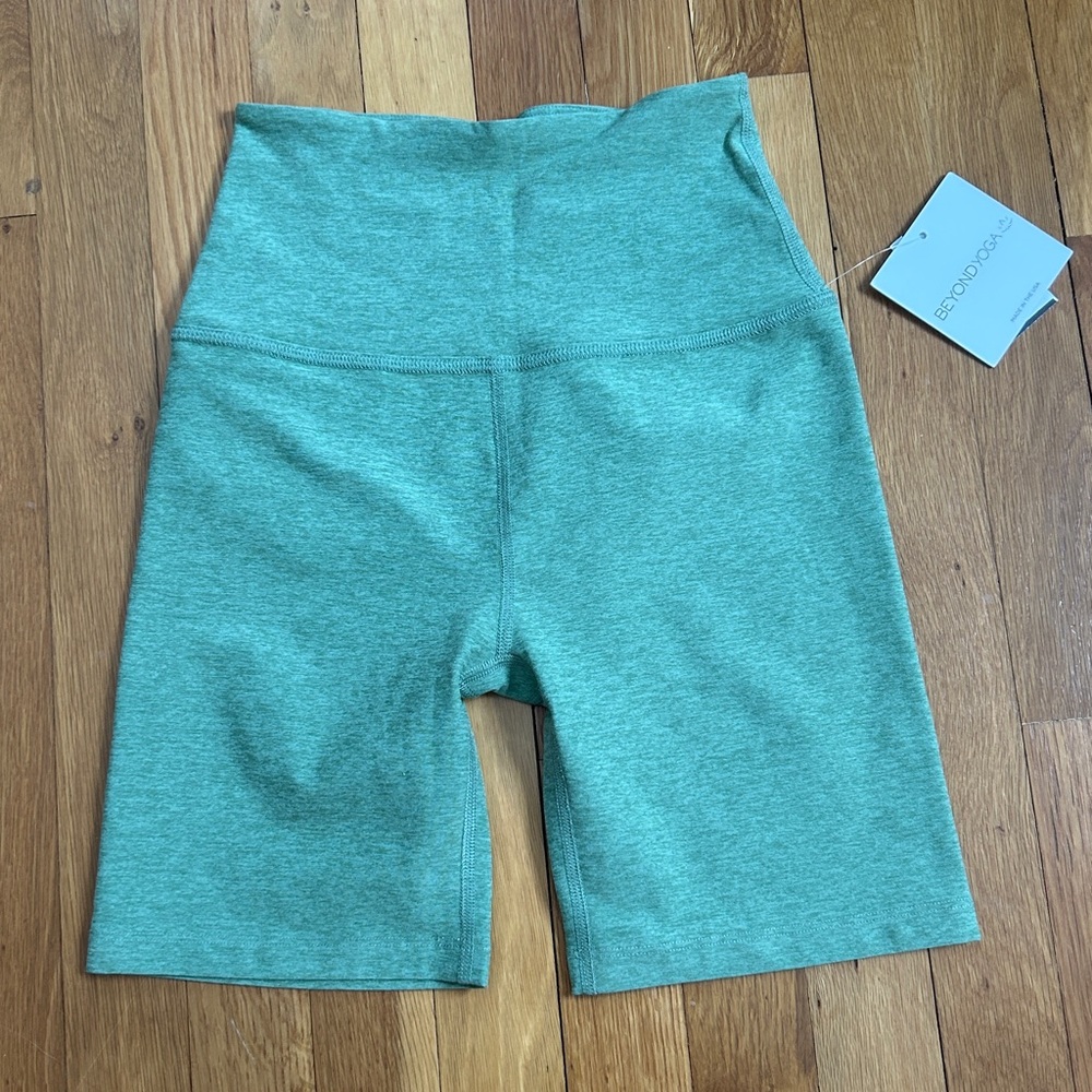 Beyond Yoga green biker shorts S NWT - Picture 4 of 4